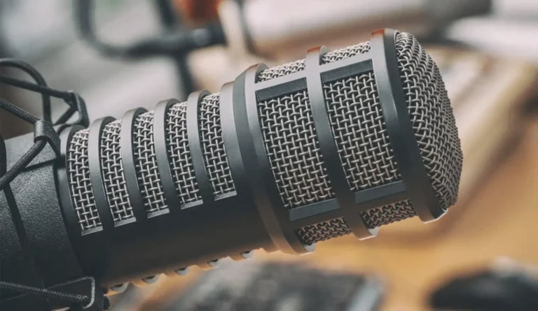 closeup-of-podcasting-microphone